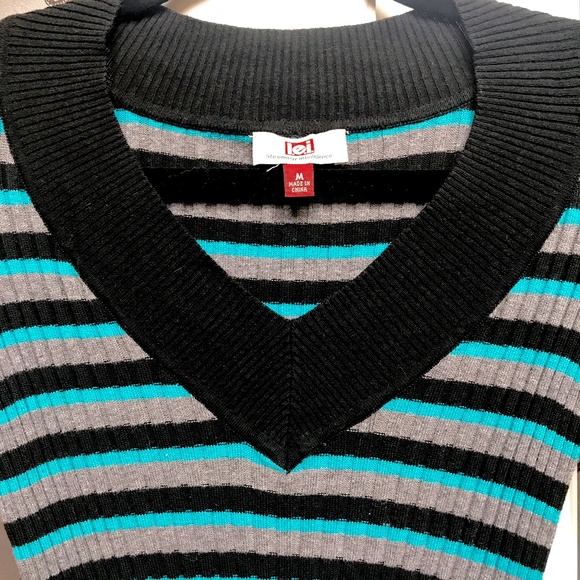 NWOT - LEI - Ribbed Tri-Color V-Neck Sweater - Picture 5 of 6